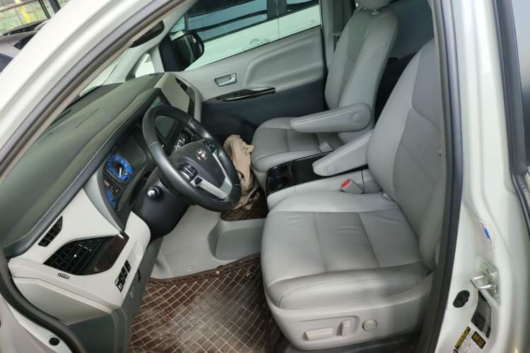 Used Toyota SIENNA  Left Front Seat