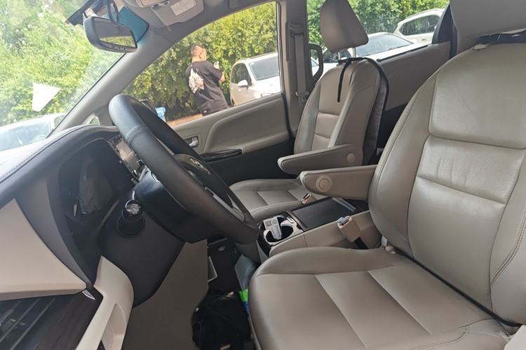 Used Toyota SIENNA 2018 3.5L Two-Wheel Drive XLE 7-Seater U.S. Specification Left Front Seat