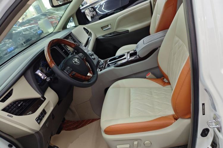 Used Toyota SIENNA 2018 3.5L Two-Wheel Drive XLE 7-Seater U.S. Specification Left Front Seat