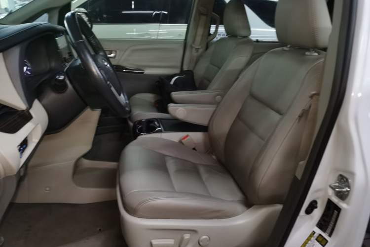 Used Toyota SIENNA 2018 3.5L Two-Wheel Drive SE U.S. Specification Left Front Seat