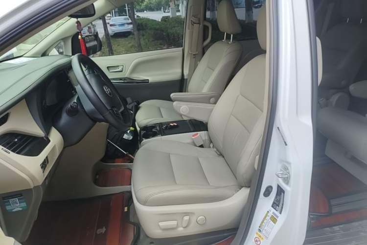 Used Toyota SIENNA 2018 3.5L Four-Wheel Drive LE Trim 7 Seats U.S. Specification Left Front Seat