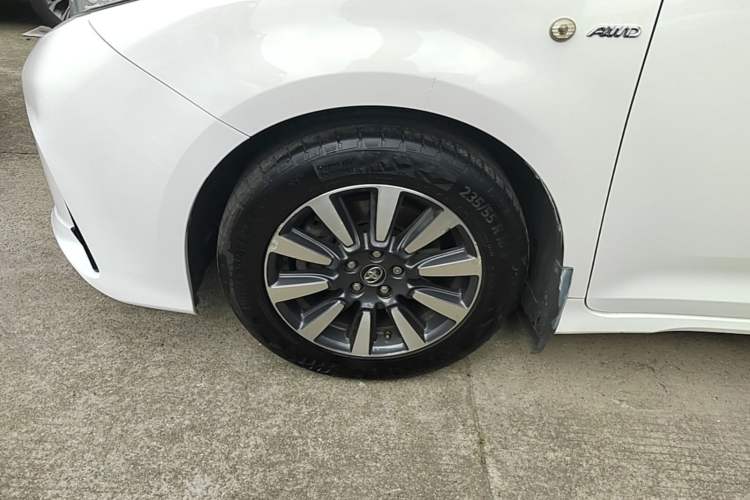 Used Toyota SIENNA 2018 3.5L Four-Wheel Drive LE Trim 7 Seats U.S. Specification Left Front Wheel Hub