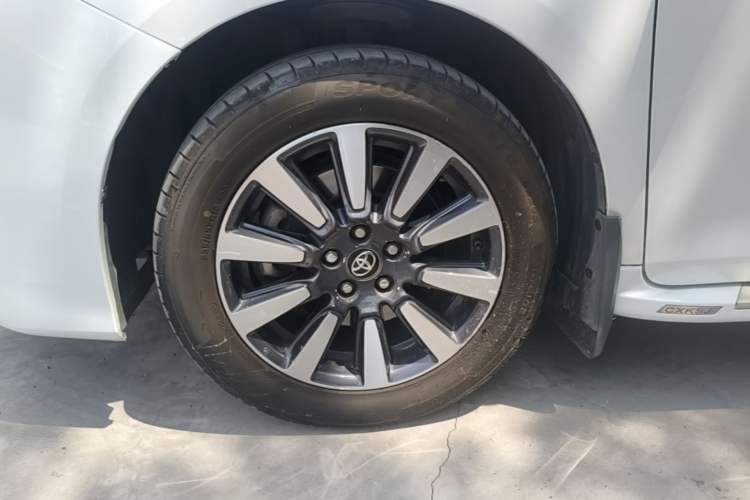 Used Toyota SIENNA 2018 3.5L Four-Wheel Drive LE Trim 7 Seats U.S. Specification Left Front Wheel Hub