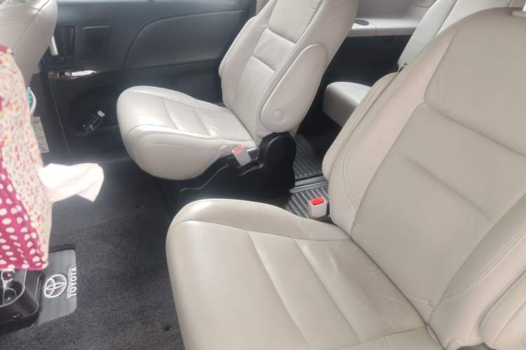 Used Toyota SIENNA 2018 3.5L Four-Wheel Drive LE Trim 7 Seats U.S. Specification Left Rear Seat