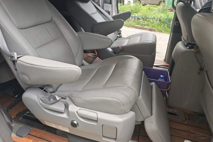 Used Toyota SIENNA 2018 3.5L 2WD Limited 7-Seater Canadian Version Left Rear Seat
