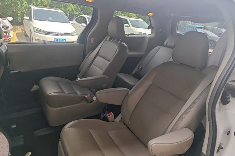 Used Toyota SIENNA 2018 3.5L Two-Wheel Drive XLE 7-Seater U.S. Specification Left Rear Seat