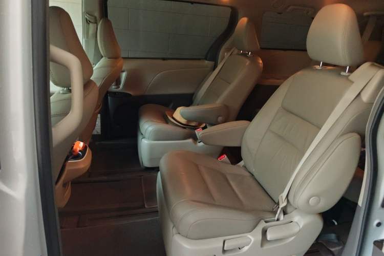 Used Toyota SIENNA 2018 3.5L Two-Wheel Drive SE U.S. Specification Left Rear Seat