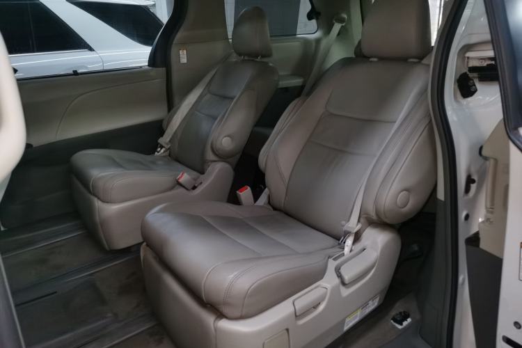 Used Toyota SIENNA 2018 3.5L Two-Wheel Drive SE U.S. Specification Left Rear Seat