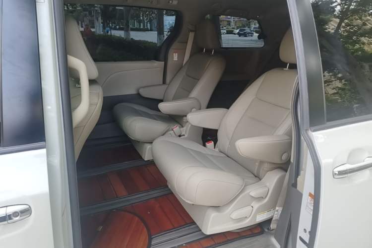 Used Toyota SIENNA 2018 3.5L Four-Wheel Drive LE Trim 7 Seats U.S. Specification Left Rear Seat