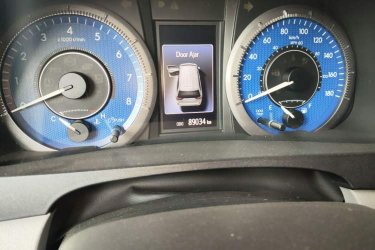 Used Toyota SIENNA  Odometer Close Up