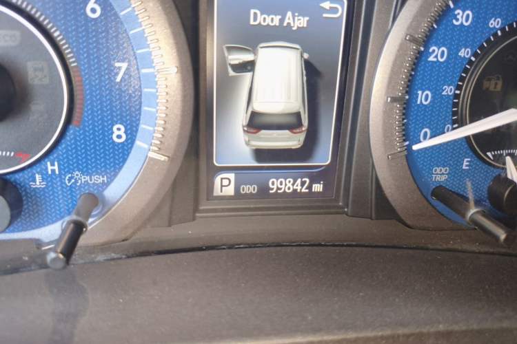 Used Toyota SIENNA  Odometer Close Up