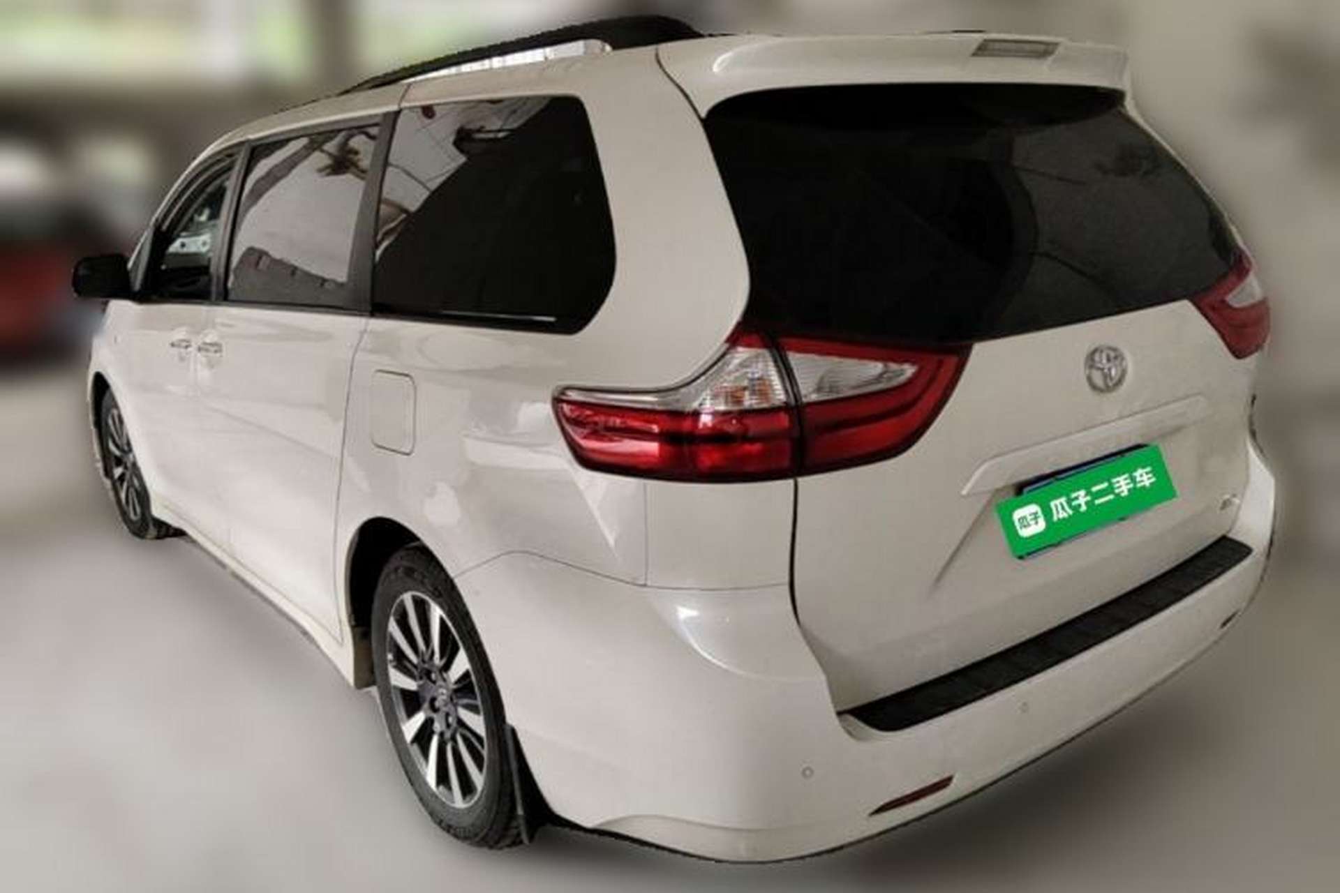 Used Toyota SIENNA  Rear Left 45 Deg