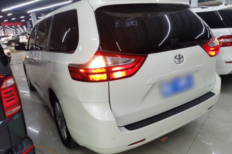 Used Toyota SIENNA 2018 3.5L Two-Wheel Drive SE U.S. Specification Rear Left 45 Deg