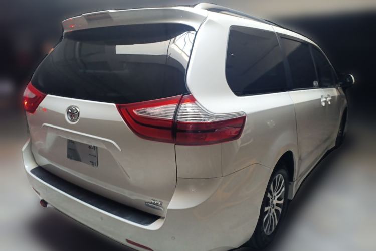 Used Toyota SIENNA  Rear Right 45 Deg