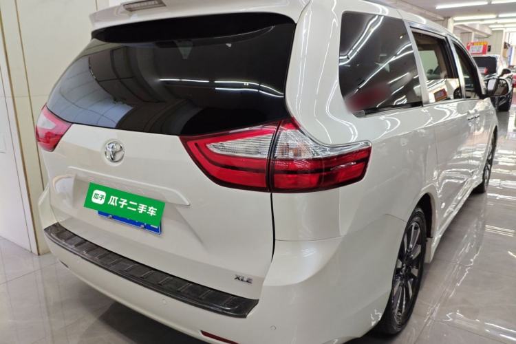 Used Toyota SIENNA 2018 3.5L Two-Wheel Drive XLE 7-Seater U.S. Specification Rear Right 45 Deg