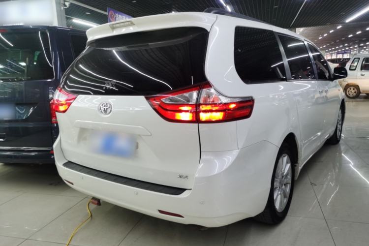 Used Toyota SIENNA 2018 3.5L Two-Wheel Drive SE U.S. Specification Rear Right 45 Deg