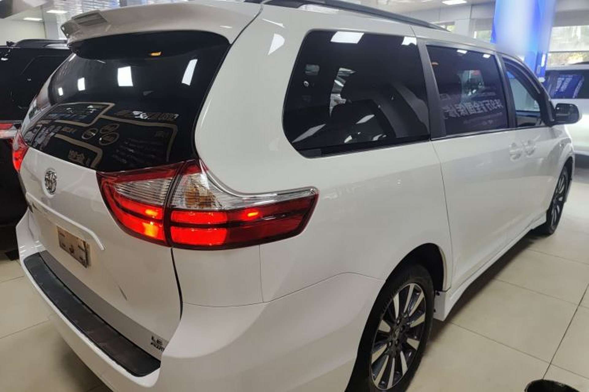 Used Toyota SIENNA 2018 3.5L Four-Wheel Drive LE Trim 7 Seats U.S. Specification Rear Right 45 Deg