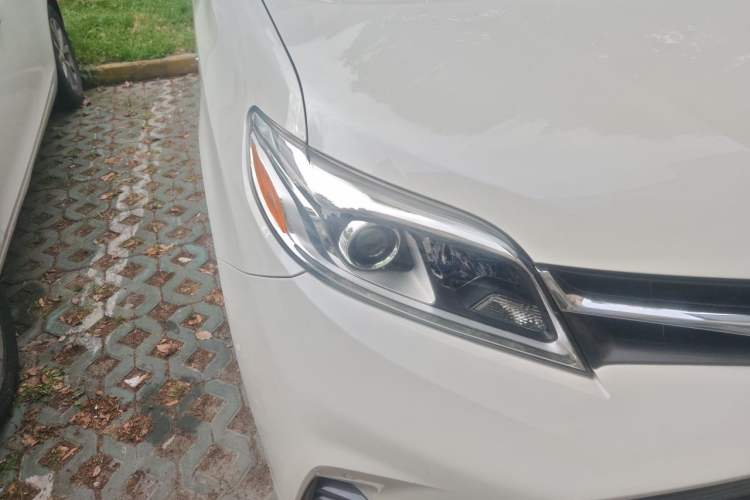 Used Toyota SIENNA 2018 3.5L Four-Wheel Drive LE Trim 7 Seats U.S. Specification Right Front Headlight