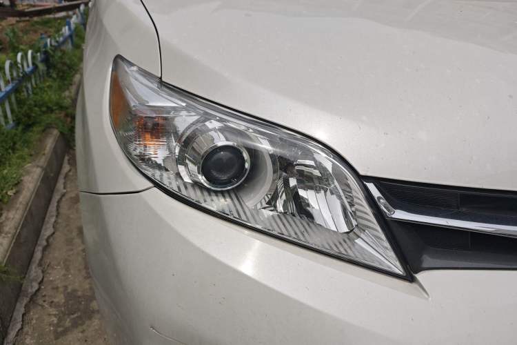 Used Toyota SIENNA 2018 3.5L 2WD Limited 7-Seater Canadian Version Right Front Headlight