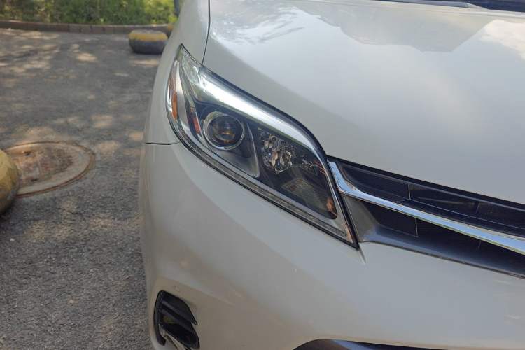 Used Toyota SIENNA  Right Front Headlight