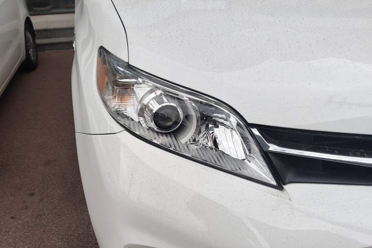 Used Toyota SIENNA 2018 3.5 Four-Wheel Drive LE Version 7 Seats – Canadian Edition Right Front Headlight