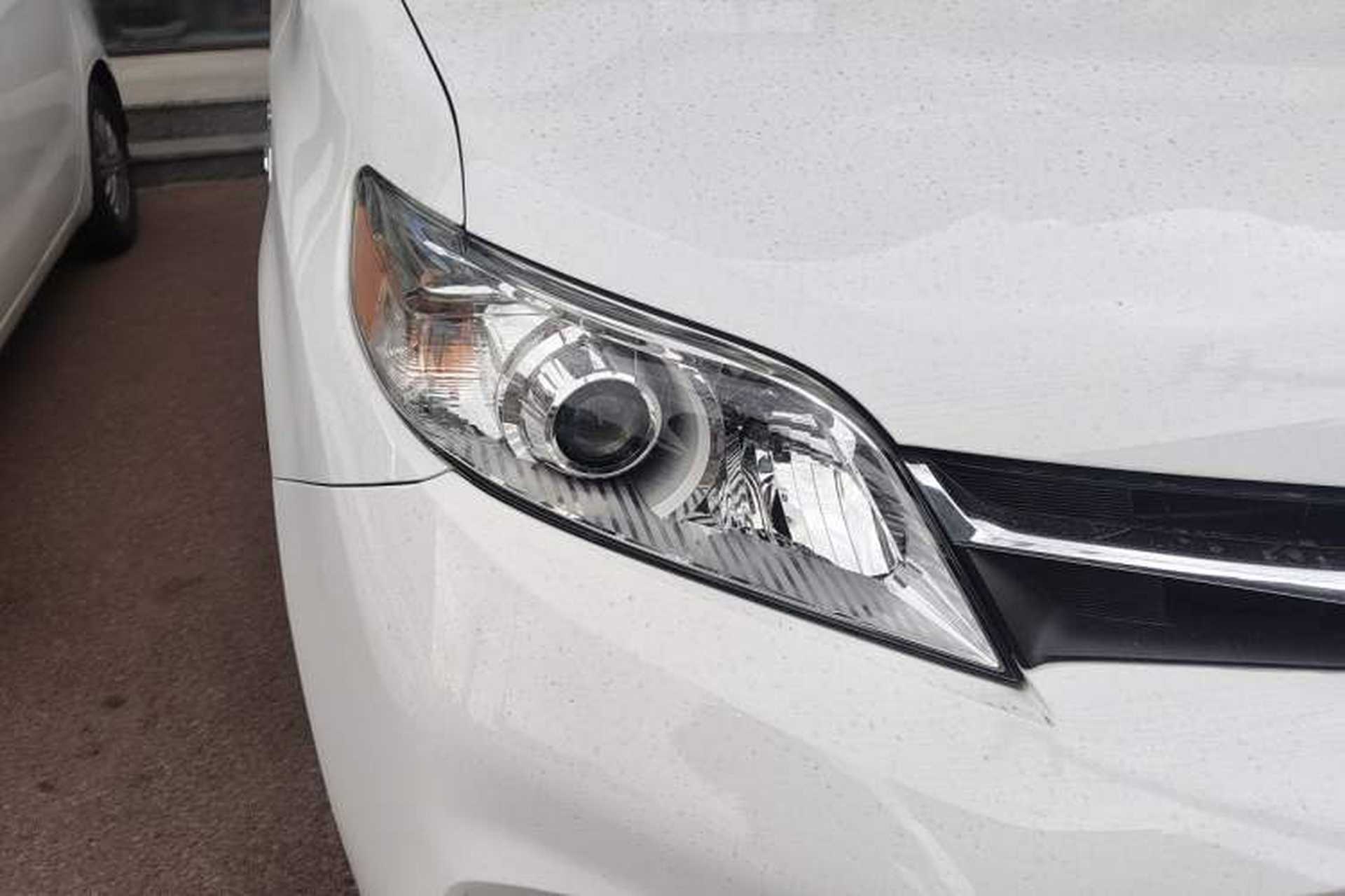 Used Toyota SIENNA 2018 3.5 Four-Wheel Drive LE Version 7 Seats – Canadian Edition Right Front Headlight