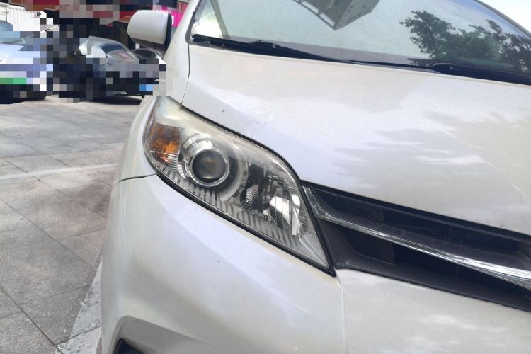 Used Toyota SIENNA  Right Front Headlight