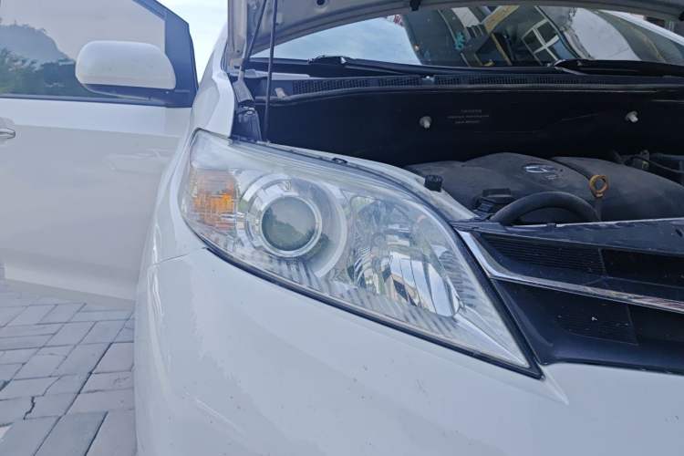 Used Toyota SIENNA 2018 3.5L Two-Wheel Drive XLE 7-Seater U.S. Specification Right Front Headlight