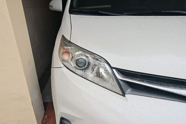Used Toyota SIENNA 2018 3.5L Two-Wheel Drive SE U.S. Specification Right Front Headlight