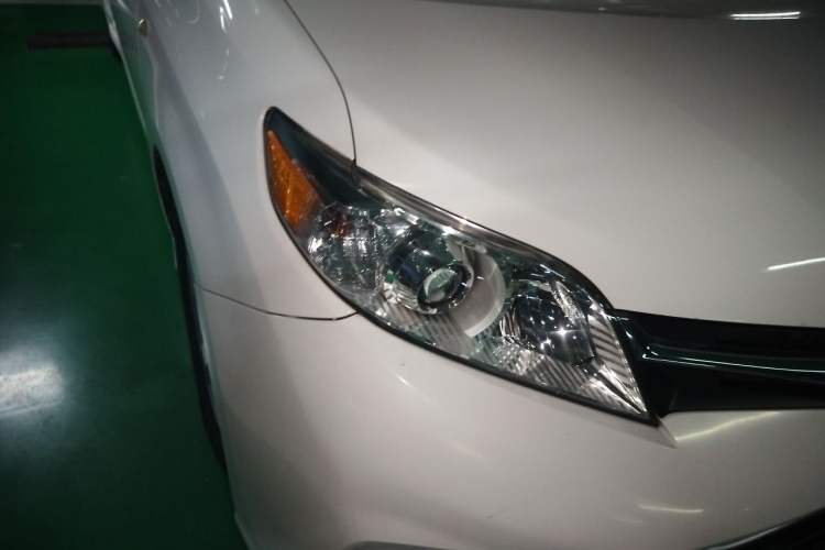 Used Toyota SIENNA  Right Front Headlight