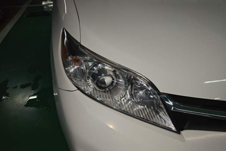 Used Toyota SIENNA  Right Front Headlight