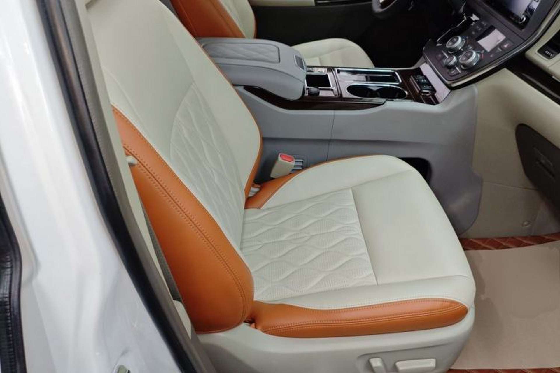 Used Toyota SIENNA 2018 3.5L Two-Wheel Drive XLE 7-Seater U.S. Specification Right Front Seat