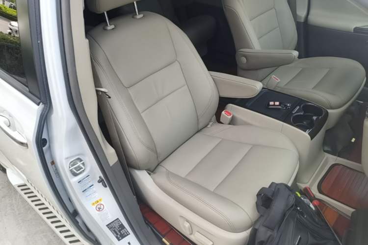 Used Toyota SIENNA 2018 3.5L Four-Wheel Drive LE Trim 7 Seats U.S. Specification Right Front Seat