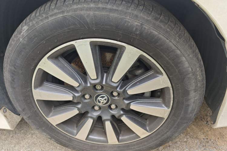 Used Toyota SIENNA 2018 3.5L 2WD Limited 7-Seater Canadian Version Right Front Wheel Hub