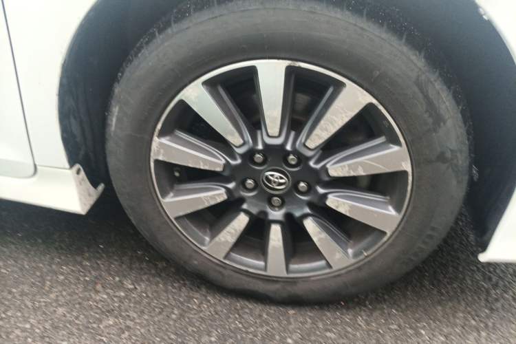 Used Toyota SIENNA  Right Front Wheel Hub