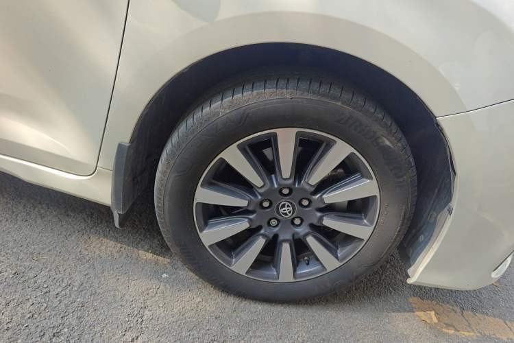 Used Toyota SIENNA  Right Front Wheel Hub