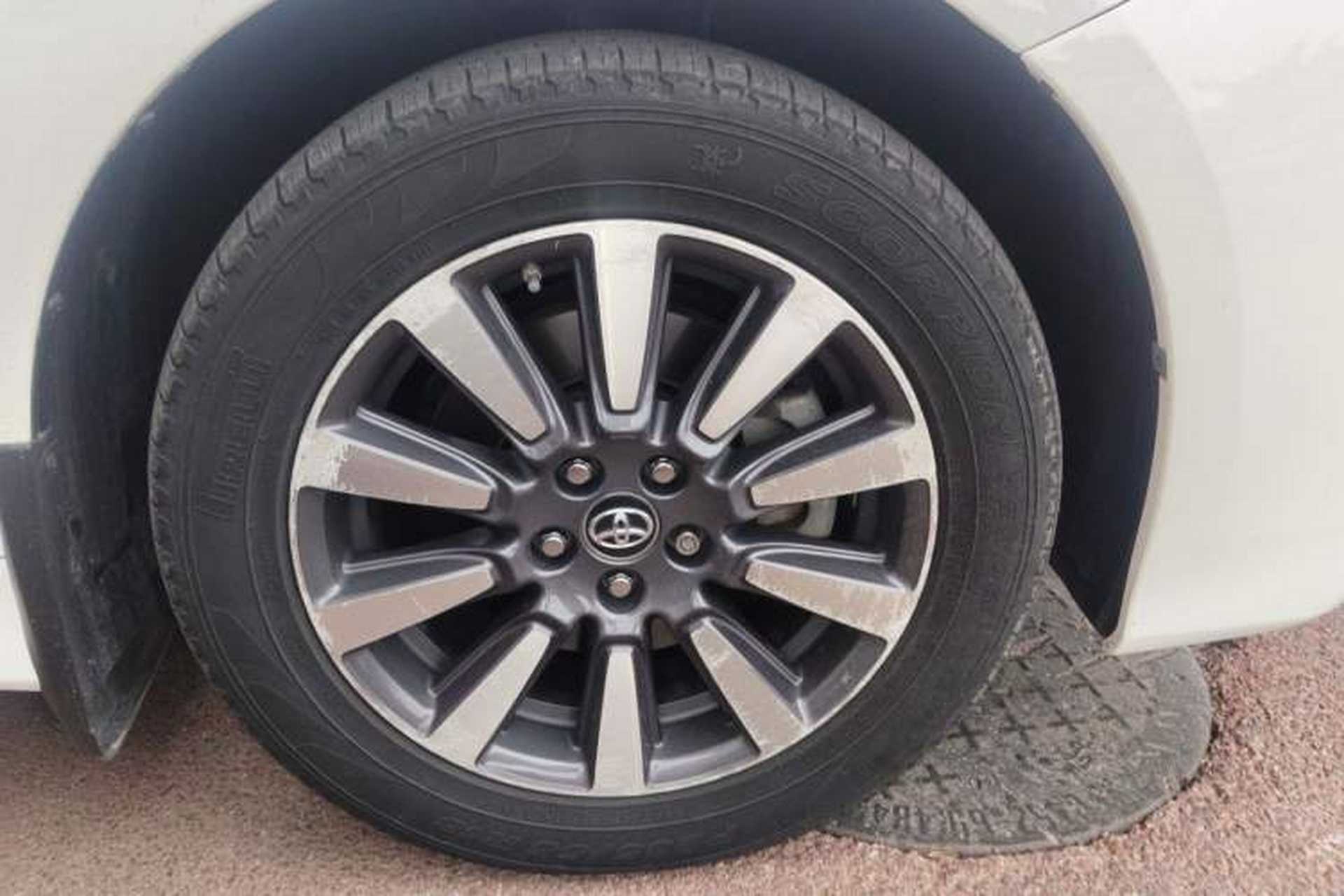 Used Toyota SIENNA 2018 3.5 Four-Wheel Drive LE Version 7 Seats – Canadian Edition Right Front Wheel Hub