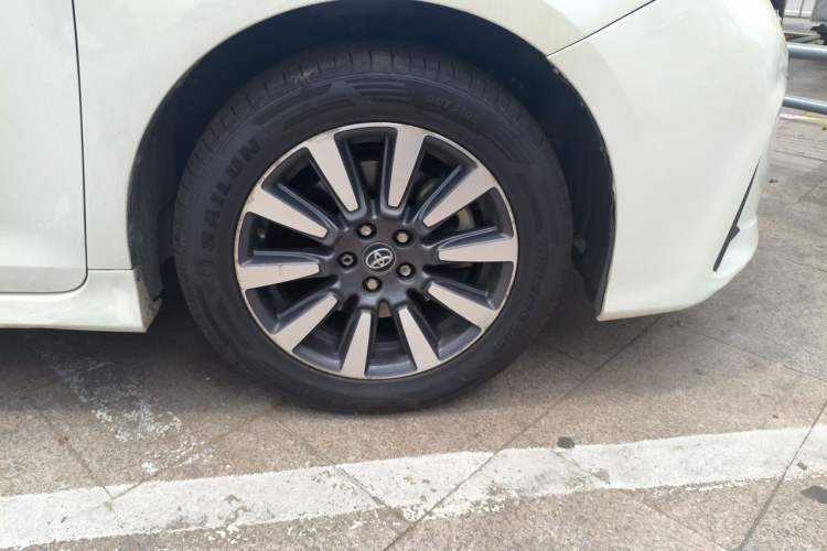 Used Toyota SIENNA  Right Front Wheel Hub