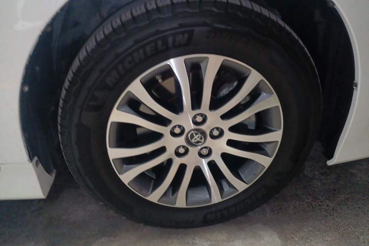 Used Toyota SIENNA  Right Front Wheel Hub