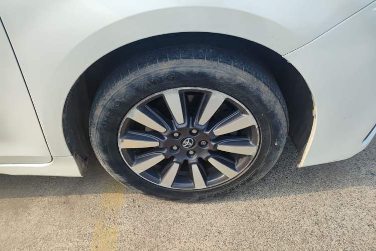 Used Toyota SIENNA  Right Front Wheel Hub