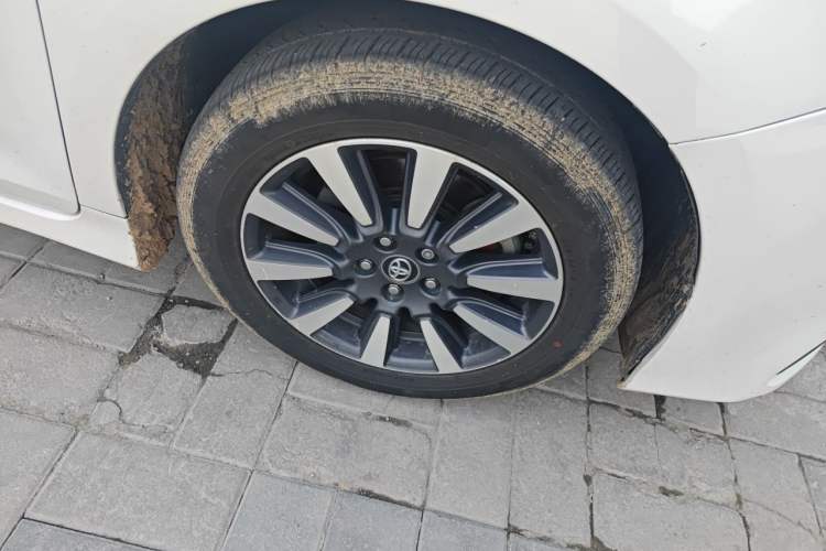 Used Toyota SIENNA 2018 3.5L Two-Wheel Drive XLE 7-Seater U.S. Specification Right Front Wheel Hub