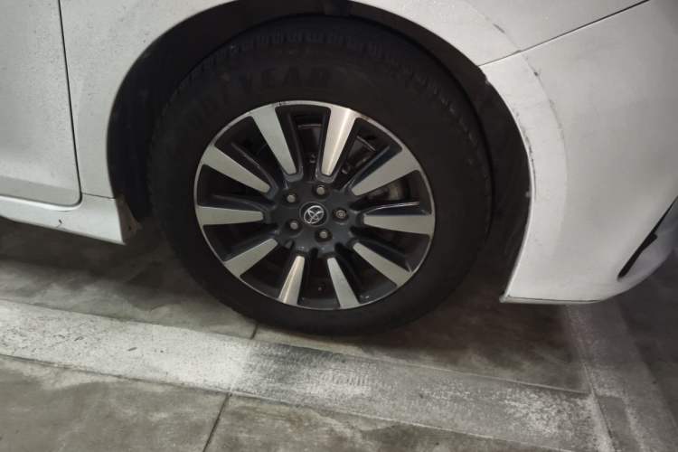 Used Toyota SIENNA  Right Front Wheel Hub