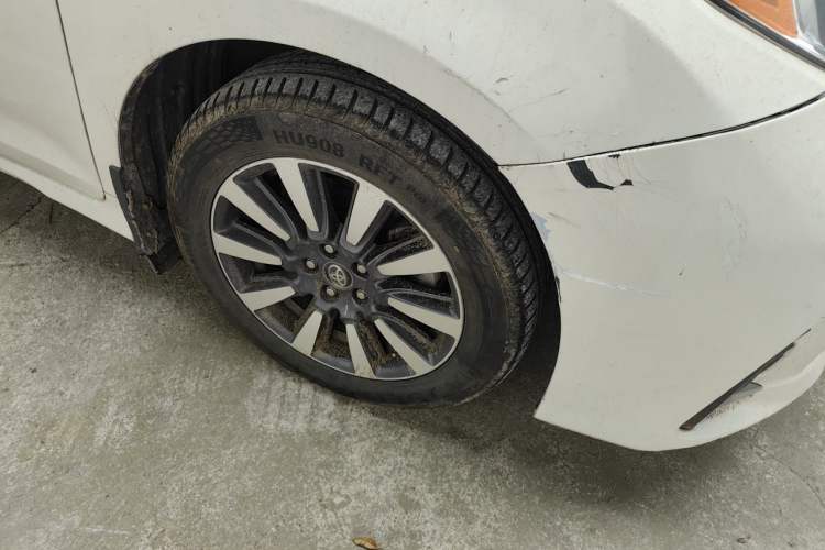 Used Toyota SIENNA  Right Front Wheel Hub