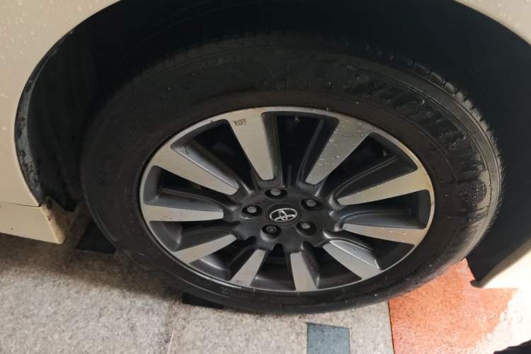 Used Toyota SIENNA 2018 3.5L Two-Wheel Drive SE U.S. Specification Right Front Wheel Hub