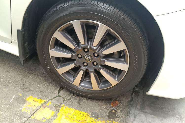 Used Toyota SIENNA  Right Front Wheel Hub