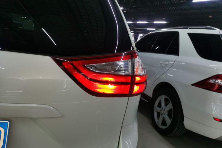 Used Toyota SIENNA 2018 3.5L Two-Wheel Drive SE U.S. Specification Right Rear Taillight