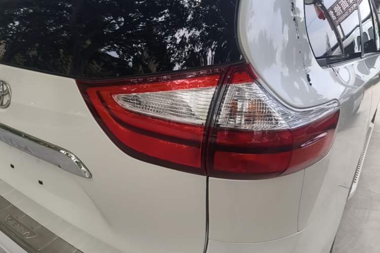 Used Toyota SIENNA 2018 3.5L Four-Wheel Drive LE Trim 7 Seats U.S. Specification Right Rear Taillight