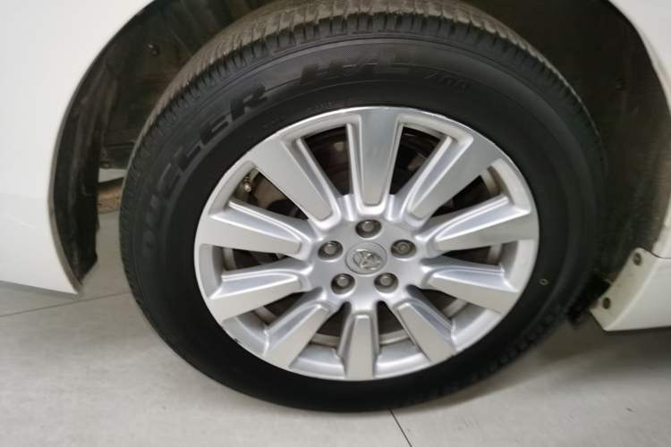 Used Toyota SIENNA 2018 3.5L Two-Wheel Drive SE U.S. Specification Right Rear Wheel Hub
