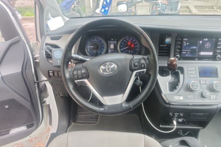 Used Toyota SIENNA 2018 3.5L Four-Wheel Drive LE Trim 7 Seats U.S. Specification Steering Wheel