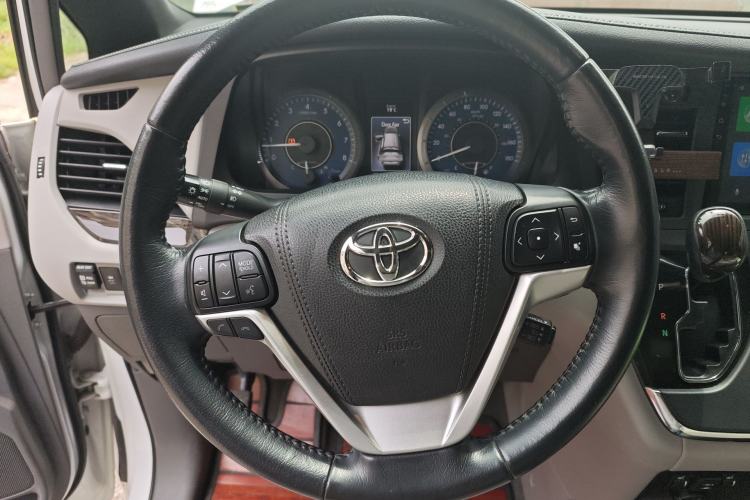 Used Toyota SIENNA 2018 3.5L 2WD Limited 7-Seater Canadian Version Steering Wheel